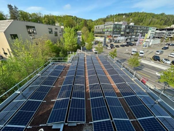 Inbetriebnahme einer Photovoltaikanlage auf dem Dach der AMAG First Winterthur